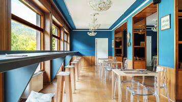 TĂ€gliches kontinentales FrĂŒhstĂŒck (15 EUR pro Person)