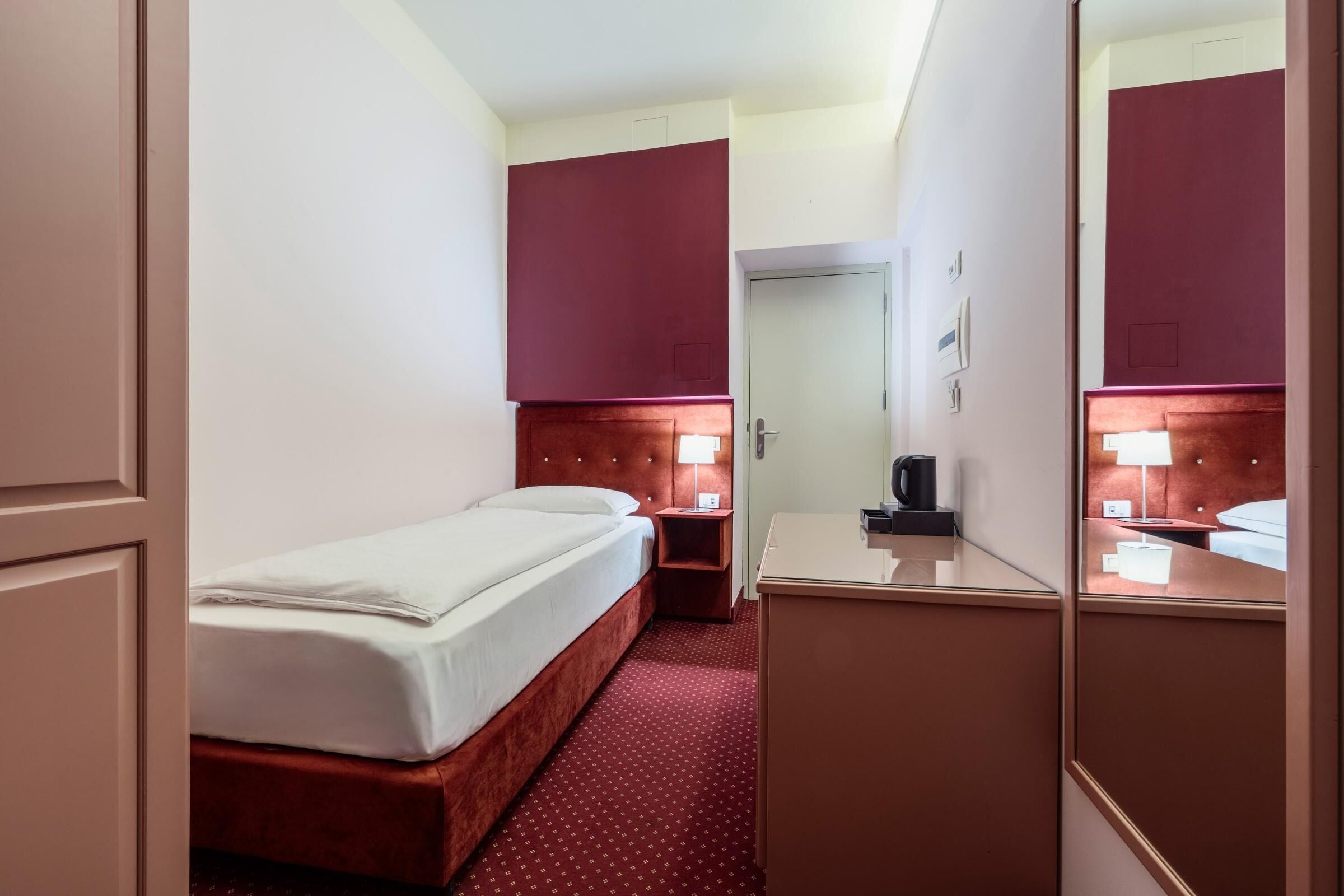 Minibar, Zimmersafe, Schreibtisch, laptopgeeigneter Arbeitsplatz