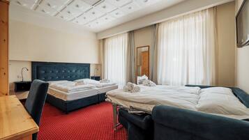 Minibar, Zimmersafe, Schreibtisch, laptopgeeigneter Arbeitsplatz