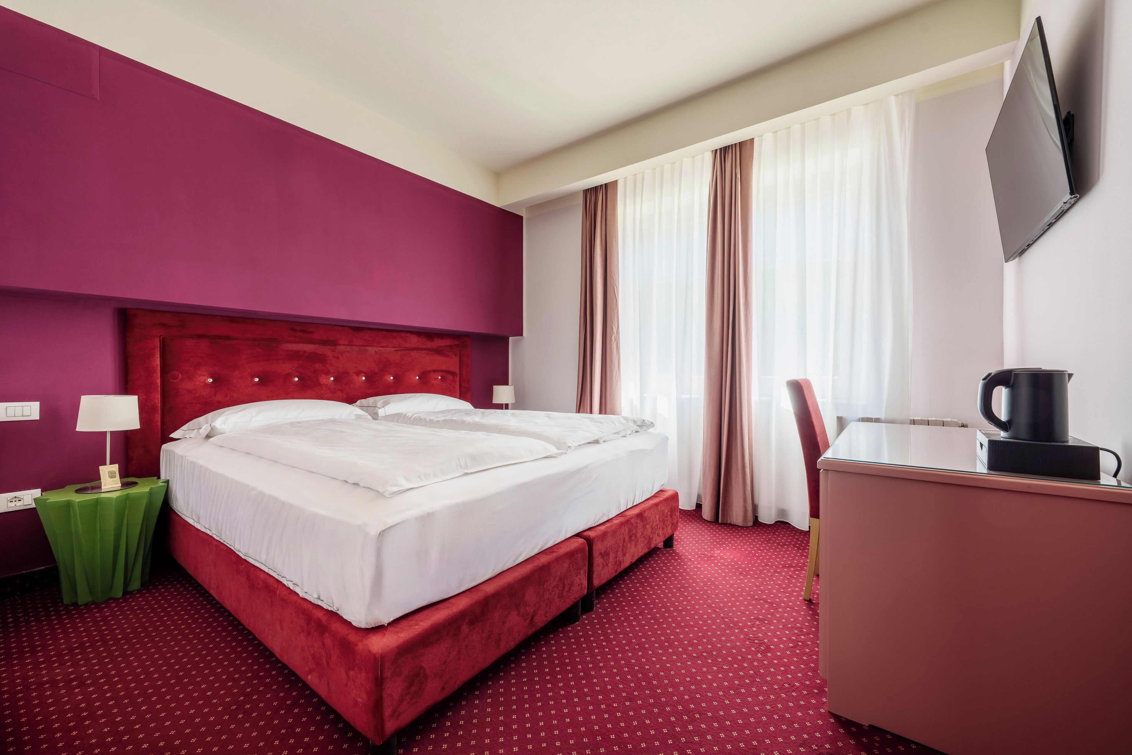 Standard Room | Minibar, in-room safe, desk, laptop workspace
