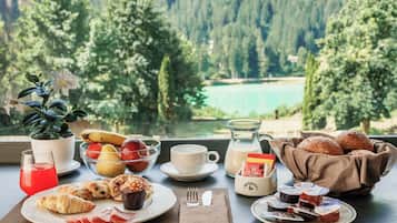 Daily continental breakfast (EUR 15 per person)