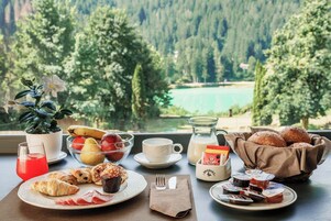 Se ofrece un desayuno continental (15 EUR por persona)