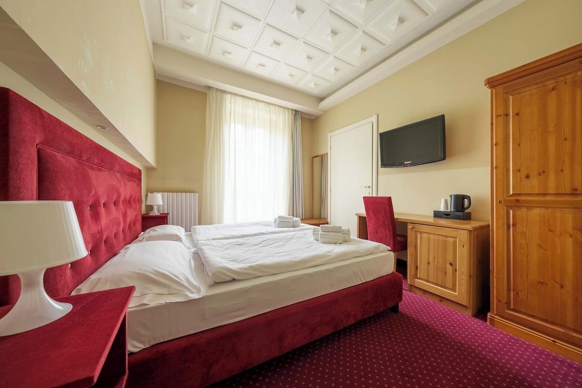 Economy Double Room | 1 bedroom, minibar, in-room safe, desk