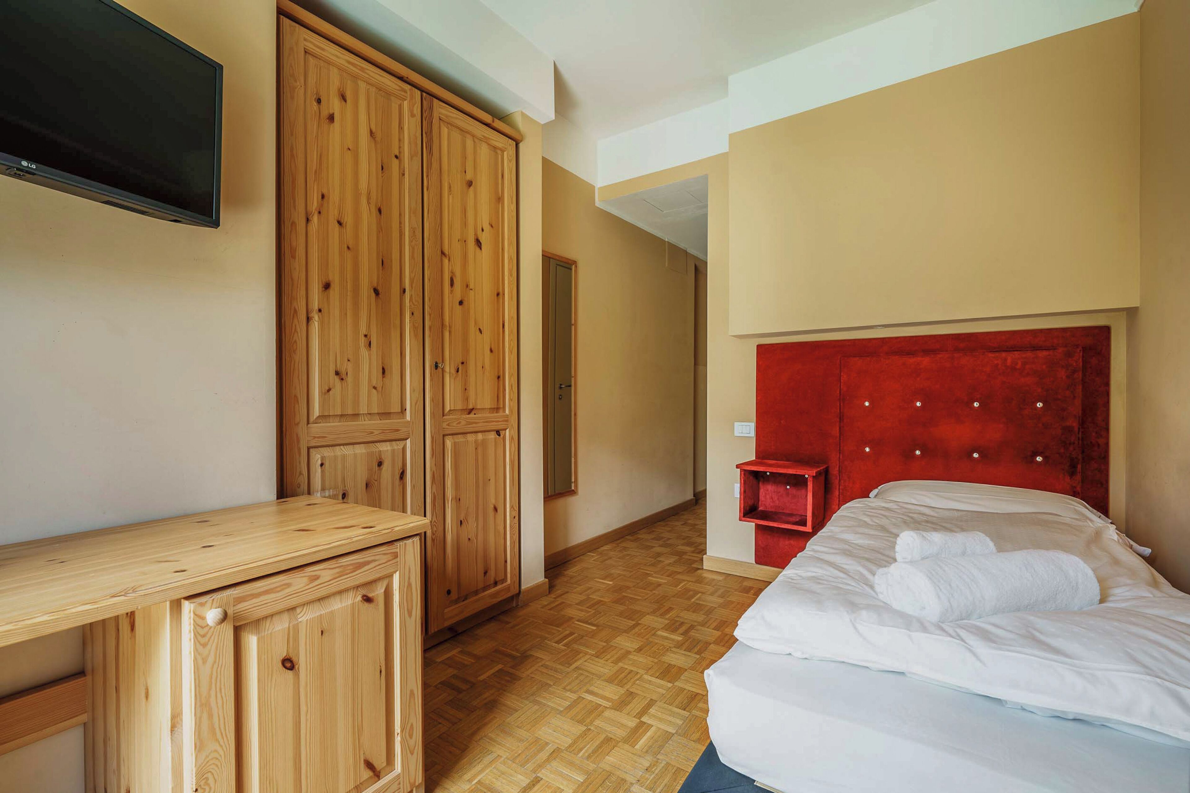 Single Room | Minibar, in-room safe, desk, laptop workspace
