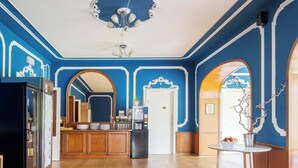 Una cocina con armarios de madera, un refrigerador negro y una puerta blanca.