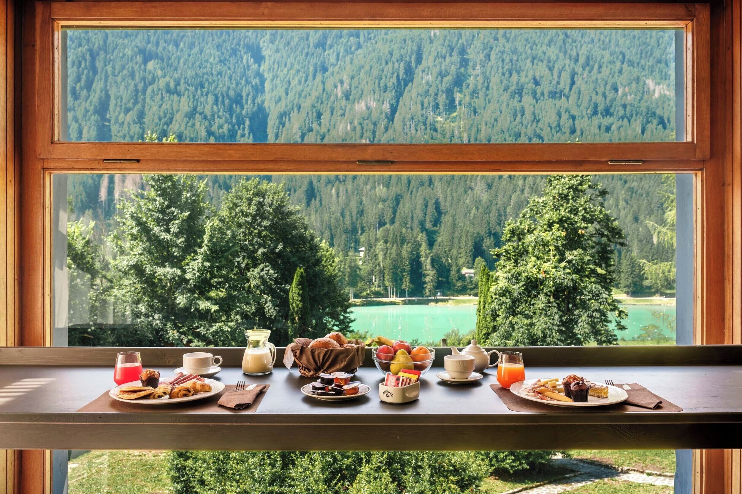 Daily continental breakfast (EUR 15 per person)