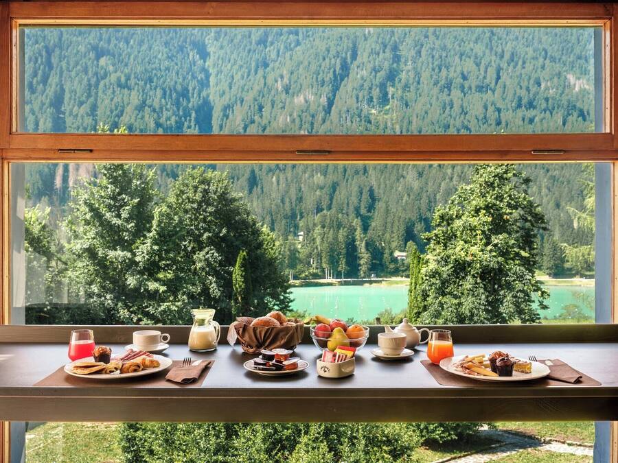 Daily continental breakfast (EUR 15 per person)