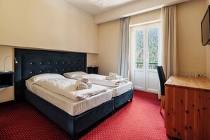 Minibar, safe på rommet, skrivebord og skrivebord for bærbar PC