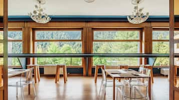 Daily continental breakfast (EUR 15 per person)