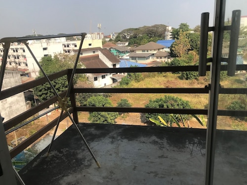 Pleasant Simple Vacation Studio Condo - AC - WiFi - Close to Chiang Mai centre