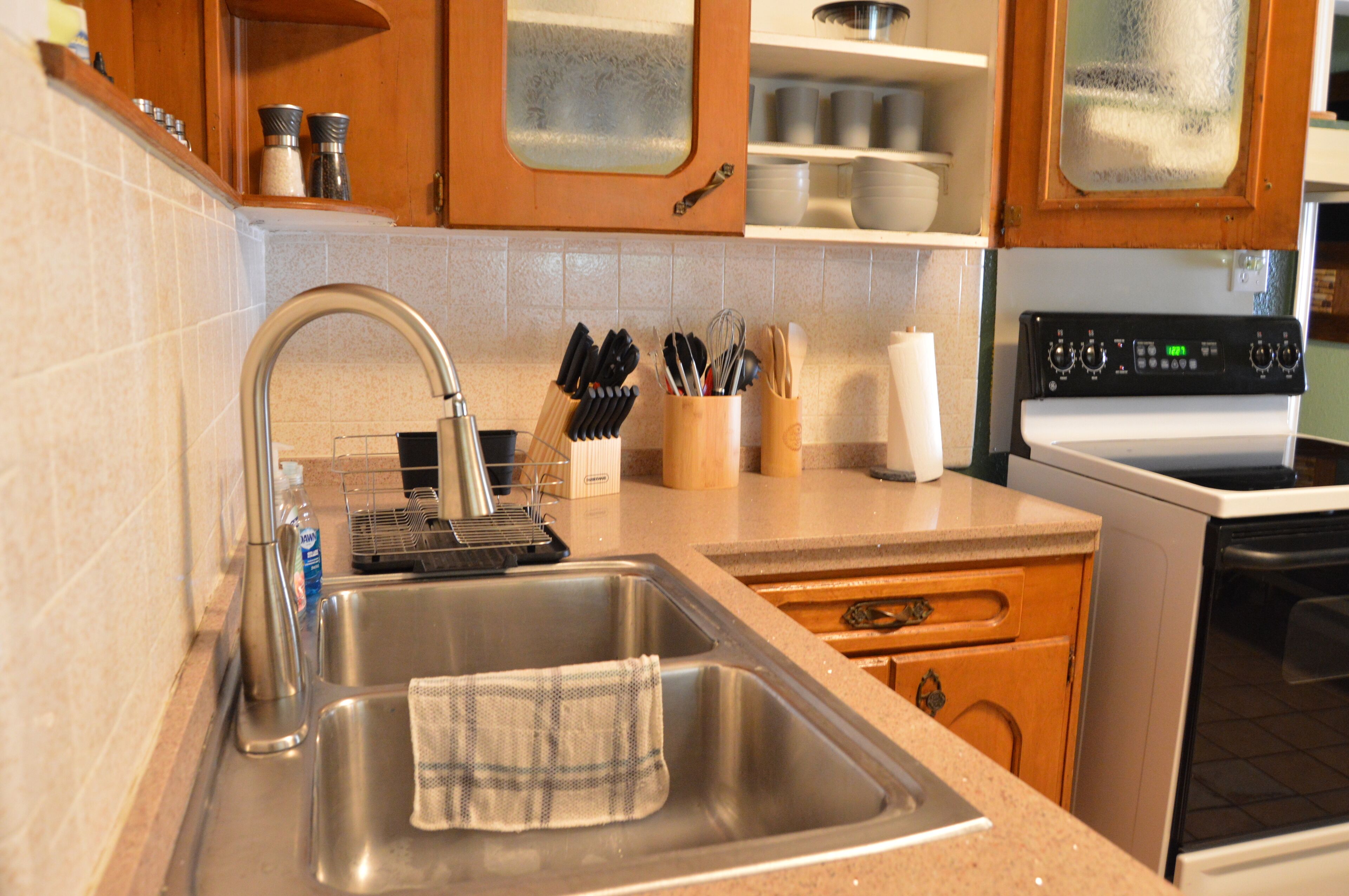 Jääkaappi, mikroaaltouuni, uuni, liesi