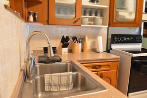 Een koelkast, een magnetron, een oven, een kookplaat