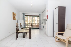 A modern apartment with a dining area, kitchen, and balcony. - 22 - A418 in Portim o (Portimão)