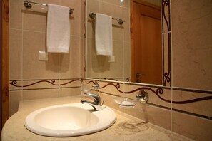 A bathroom with a sink, mirror, and towel rack. - 41 (Portimão)