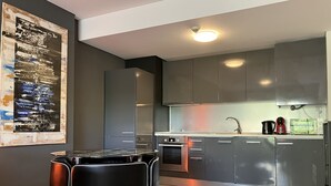 A modern kitchen with grey cabinets, a stainless steel range, and a black countertop. - 01 - B206 in Portim o (Portimão)