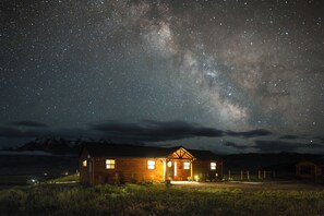 Exterior - Little Lodge at Emigrant Peak, Montana Cabin in Paradise Valley, sleeps 6 (Emigrant)