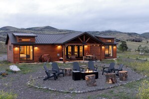 Property grounds - Little Lodge at Emigrant Peak, Montana Cabin in Paradise Valley, sleeps 6 (Emigrant)