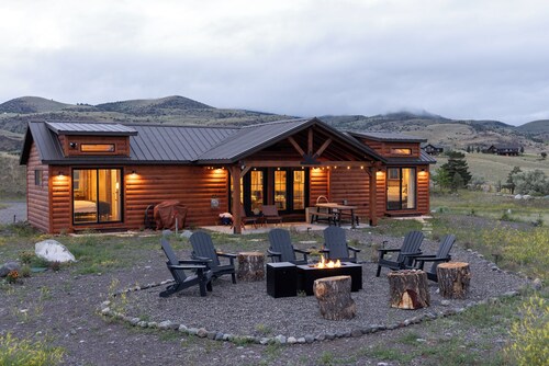 Little Lodge at Emigrant Peak, Montana Cabin in Paradise Valley, sleeps 6