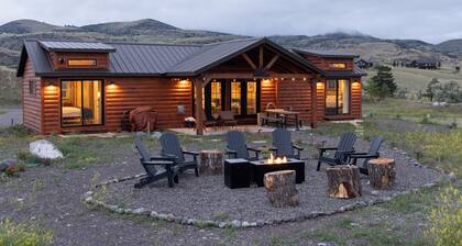Little Lodge at Emigrant Peak, Montana Cabin in Paradise Valley, sleeps 6