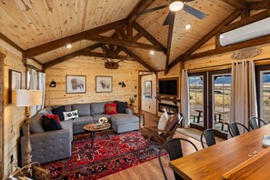 Smart TV, fireplace, books, stereo - Little Lodge at Emigrant Peak, Montana Cabin in Paradise Valley, sleeps 6 (Emigrant)