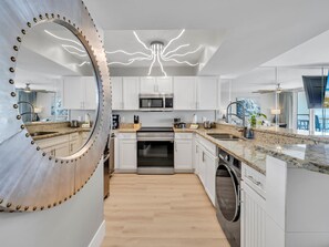 Refrigerador, microondas, horno, placa de cocina