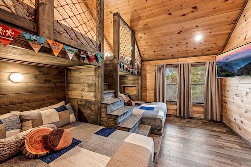 New Construction! Saltwater Pool~Big Screen~Games~Relaxing Getaway!