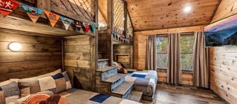 New Construction! Saltwater Pool~Big Screen~Games~Relaxing Getaway!