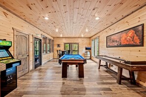 Games room - New Construction! Saltwater Pool~Big Screen~Games~Relaxing Getaway! (Sevierville)