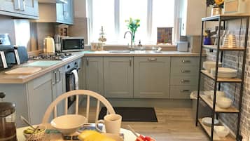 Een koelkast, een magnetron, een oven, een kookplaat