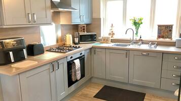 Een koelkast, een magnetron, een oven, een kookplaat