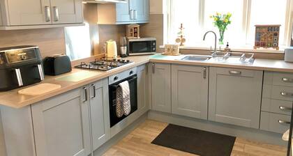 Cosy townhouse in heart of Pembroke. Sleeps 4, pet-friendly!