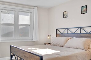 2 bedrooms, iron/ironing board, travel crib, WiFi - Beautiful 2-bedroom house with AC and fast WiFi in Belleville (Belleville)