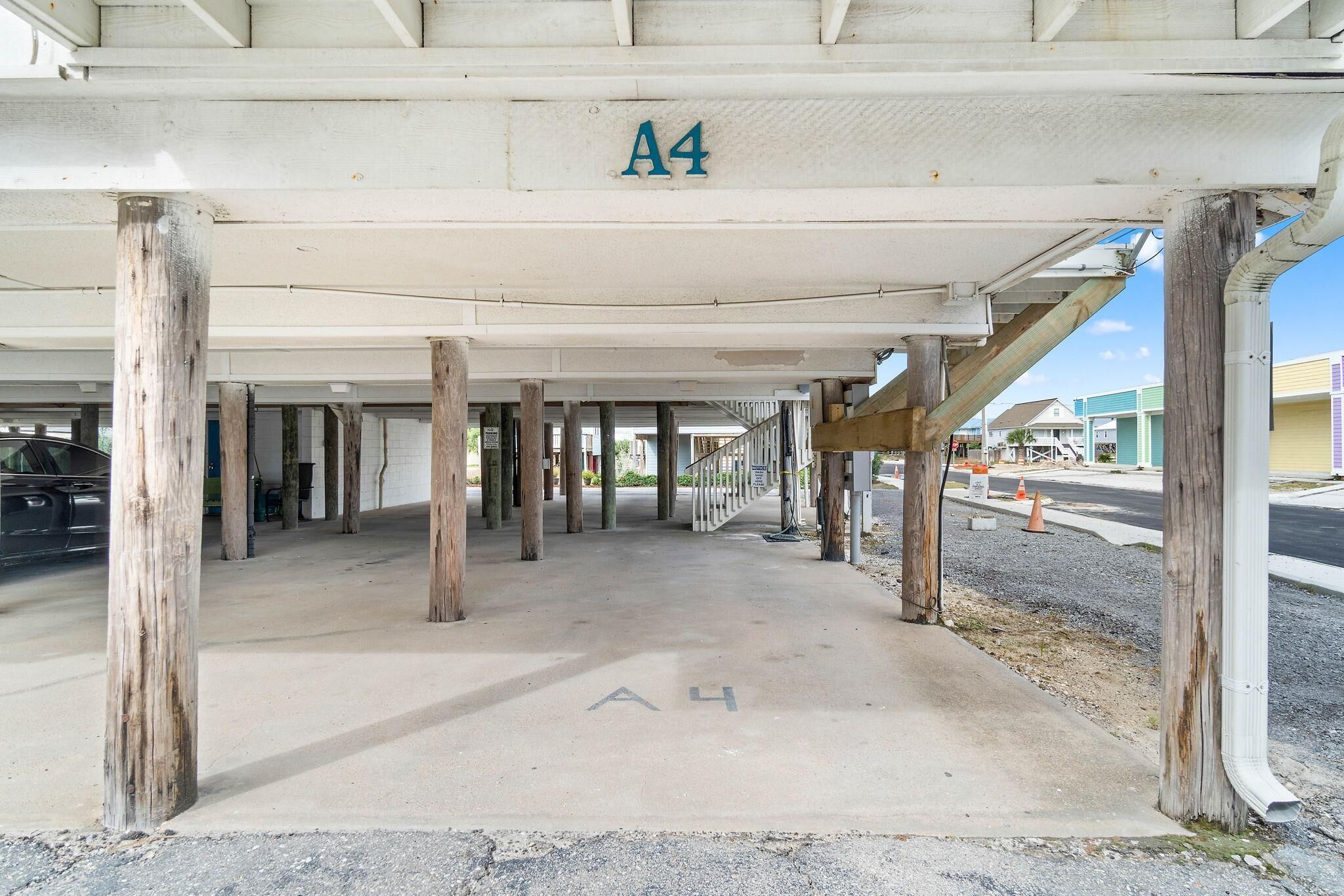 Een overdekte parkeerruimte met kolommen voorzien van de aanduidingen A4, A5 en A6.
