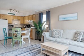 Apartamento, varias camas (Moonlit Tides at Gentle Winds A4) | Zona de estar