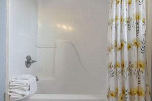 Appartement, Meerdere bedden (Moonlit Tides at Gentle Winds A4) | Badkamer