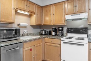 Condo, Berbilang Katil (Moonlit Tides at Gentle Winds A4) | Dapur peribadi | Ketuhar 