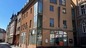 Ein Gebäude mit moderner Fassade, großen Fenstern und einem Schaufenster mit dem Schriftzug „VIACIV“.