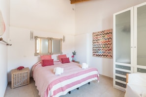 2 bedrooms, iron/ironing board, travel cot, free WiFi