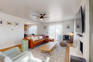 TV - Modern home with an enclosed backyard with outdoor seating in North Austin (Austin)