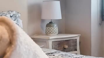3 habitaciones, tabla de planchar con plancha, wifi y ropa de cama