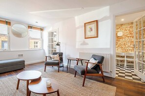 TV, fireplace - City Mews in Donnybrook Village D4 3 Beds (Dublin)