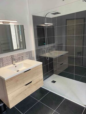 Dusche, Haartrockner, Handtücher, Toilettenpapier