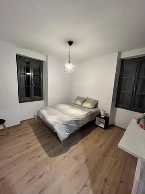2 habitaciones, tabla de planchar con plancha, wifi y ropa de cama 