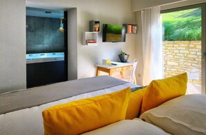 Hypo-allergenic bedding, minibar, in-room safe, individually decorated - Auberge Le Florida Gascony (Castera-Verduzan)
