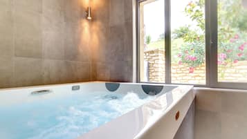Luxury Double Room | Deep soaking bathtub