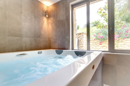Chambre Double Luxe | Baignoire relaxante profonde. Auberge Le Florida Gascony
