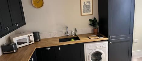 Fridge, microwave, stovetop, dishwasher