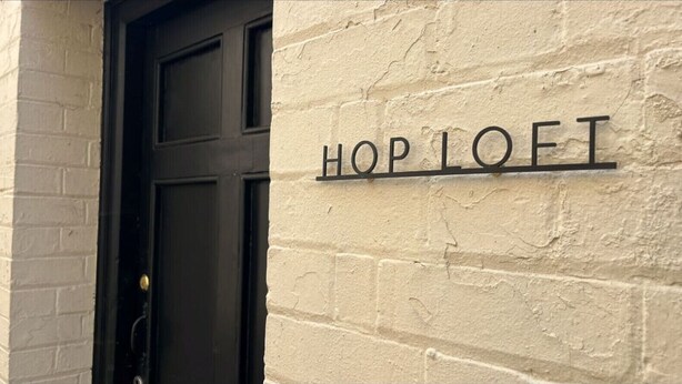 A door with a sign above it that reads "HOPLOFT".