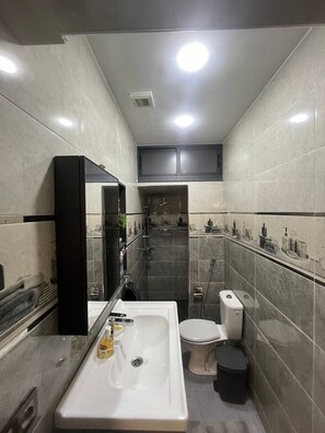 Toallas, jabón, papel de baño 