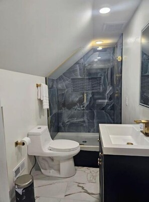 Een douche, een haardroger, handdoeken, zeep